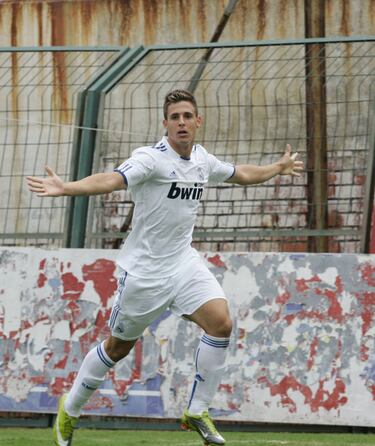 Jugó en el Real Madrid "C" la temporada 2011-12 y la 2013-14.