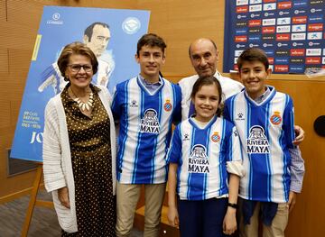 José María, junto a su familia.