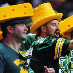 Why are the Green Bay Packers called cheeseheads? What kind of cheese are the cheeseheads?