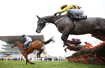 Bob Olinger, montado por Rachael Blackmore, y Gaillard Du Mesnil, montado por Paul Townend, saltan una valla durante el Ballymore Novices del Festival de Cheltenham, Inglaterra. Las instalaciones deportivas de todo el Reino Unido siguen celebrándose a puerta cerrada, por las medidas contra el coronavirus.