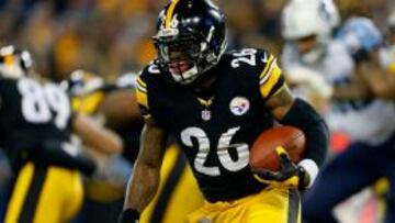 Le´Veon Bell corriendo con un balón