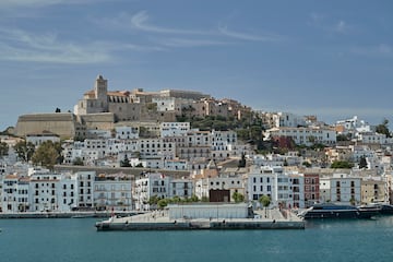 La ciudad balear fue fundada en el 654 a.C. por los cartaginenses llamándola 'Ibosim'. La ciudad contaba con una fortaleza comercial y estratégica además de un puerto natural para los barcos. 
 