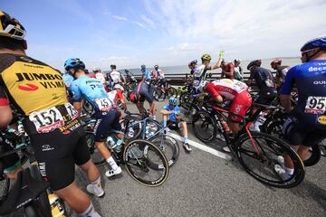 Marton Dina en el suelo después de la caída masiva del pelotón durante la 15ª etapa del Giro de Italia 2021, una carrera de 147 km entre Grado y Goriziav