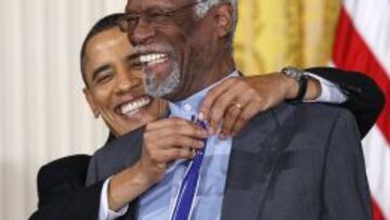 OBAMA Y EL HÉROE. En 2011, un feliz Obama impuso a Russell la Medalla Presidencial de la Libertad.