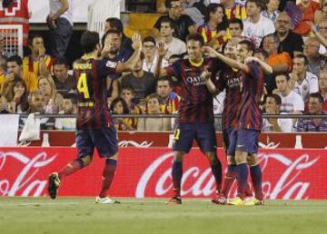 Tercera jornada de la Liga Bbva. Valencia - Barcelona. 0-2. Messi celebra el segundo gol con sus compañeros.