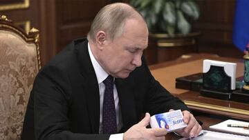 March 15, 2022, Moscow, Moscow, Russia: Russian President Vladimir Putin examines a box of the Mir-19 antiviral medication during a face-to-face meeting with Head of the Federal Medical-Biological Agency Veronika Skvortsova, right, at the Kremlin, March 15, 2022 in Moscow, Russia.
15/03/2022