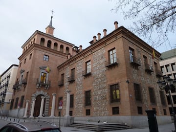 Existen varias versiones sobre lo que sucedió en esta casa tan característica del madrileño barrio de Chueca. En lo que todas sí se ponen de acuerdo es que el fantasma de una mujer vestida de blanco vaga por las estancias y entre las siete chimeneas de la casa. 