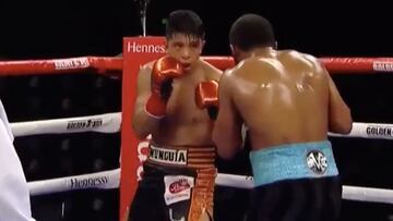 Jaime Munguía golpea a Tureano Johnson.