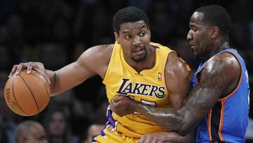 Andrew Bynum defendido por el jugador de Oklahoma Perkins en mayo de 2012. 