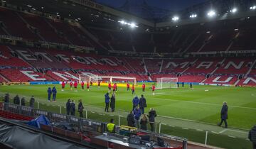 Los jugadores entrenaron por la tarde en Old Trafford.