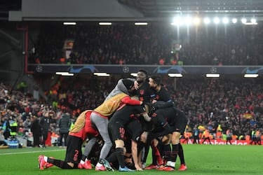 Nadie dio un duro por el Atlético cuando el sorteo le enfrentó al Liverpool en Champions. El 1-0 en el Wanda Metropolitano propició que la visita a Anfield se tomara con algo más de optimismo. Pero el Liverpool, actual campeón, apretó lo suyo, empató la eliminatoria y se tuvo que jugar la prórroga. El equipo inglés se puso 2-0, pero entonces apareció ese Atlético que nunca deja de creer. Terminó ganando 2-3, con goles de Marcos Llorente, que hizo doblete, y Morata. El Atlético eliminó al campeón a lo grande, en una noche para la historia del club madrileño. 
