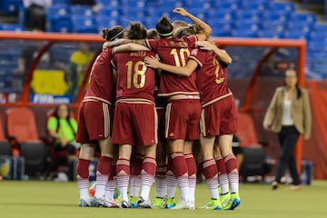 La Selección celebra un gol de Vicky Losada durante el Mundial de 2015 celebrado en Canadá. El gol de Losada fue el primer tanto de la Selección en un Mundial. 