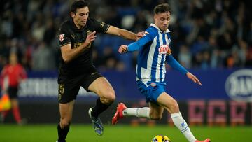BARCELONA, 18/12/2024.- El delantero del Espanyol Javi Puado (d) pelea un balón con el defensa del Valencia César Tarrega, durante el partido de LaLiga que RCD Espanyol y Valencia CF disputan este miércoles en el RCDE Stadium, en Barcelona. EFE/Enric Fontcuberta