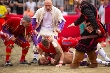 El objetivo principal es llevar la pelota al lado contrario del campo y meterla en la "caccia" (una especie de agujero o red de gol) del equipo rival.