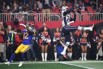 Jared Goff buscó a Brandin Cooks, pero Stephon Gilmore logró interceptar el balón en una gran jugada.