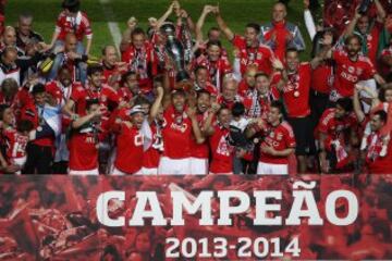 Los jugadores del Benfica celebran con el trofeo tras derrotar Olhanense y ganar el título de la Liga portuguesa en el estadio Luz de Lisboa 