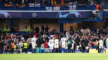 Tras el pitido final los futbolistas del Real Madrid acudieron al fondo donde estaban los aficionados madridistas en Stamford Bridge.