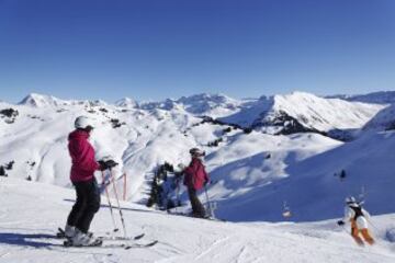 Son muchos los famosos y personalidades de la realeza europea que disfrutan de los alojamientos de lujo de la estación, principalmente de los hoteles y los chalets por no hablar de las tiendas y los restaurantes. Cuenta con 220 km de pistas situadas entre los 1000 y los 3000 metros, además goza de 56 pistas adecuadas para principiantes y niveles intermedios.