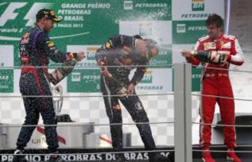 El piloto alemán de Red Bull, Sebastian Vettel, celebra su victoria en el Gran Premio de Brasil de Fórmula Uno, circuito de Interlagos