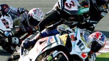 <b>ESPECTÁCULAR. </b>Fonsi Nieto (10), Rubén Xaus (111) y Max Biaggi (3) protagonizaron un duelo estelar que acabó con la victoria del madrileño y el segundo lugar del catalán.