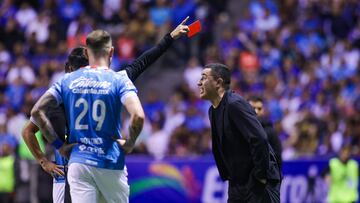 Referee Daniel Quintero shows red card to Efrain Juarez head coach of Pumas during the 14th round match between Cruz Azul and Pumas UNAM as part of the Liga BBVA MX, Torneo Clausura 2025 at Cuauhtemoc Stadium, on April 05, 2025 in Puebla, Mexico.