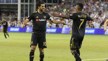 El delantero mexicano mostró su calidad desde el primer partido de la pretemporada. Vela metió un verdadero golazo de media distancia a los 9 minutos.