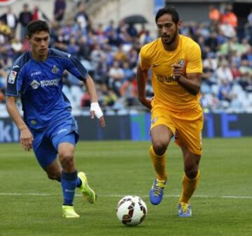 El defensa argentino del Getafe, Emiliano Velázquez, y el delantero paraguayo del Málaga, Roque Santa Cruz, durante el partido de Liga de Primera División que los dos equipos disputan en el Coliseum Alfonso Pérez, en Getafe.