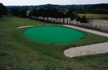 Con un único hoyo de par 3, este campo está situado en Panmunjom, una zona desmilitarizada en la frontera entre Corea del Sur y Corea del Norte. La existencia de minas antipersona hizo que la revista Sport Illustrated lo catalogase como el hoyo más peligroso del mundo.  