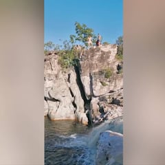 Diego Costa se juega el físico: se tira a un río desde 10 metros