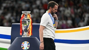 Gareth Southgate, exseleccionador de Inglaterra, pasa por delante del trofeo de la Eurocopa tras perder la final contra la Selección española.