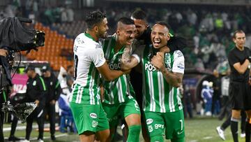 Jugadores de Atlético Nacional en un partido de la Liga BetPlay.