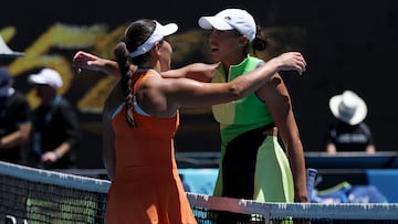 Jessica Pegula y Madison Keys se abrazan tras su partido en el Open de Australia.