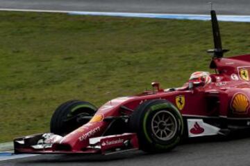 Kimi Raikkonen piloto de Ferrari con el nuevo F14 T en Jerez.