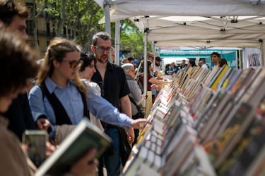 Aglutinaciones de personas en los puestos de libros, durante la Diada de Sant Jordi 2025.