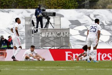 Decepción de los jugadores del Real Madrid tras finalizar el partido y no haber conseguido ganar LaLiga.