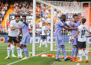 Bronca de Vinicius con la grada de Mestalla.