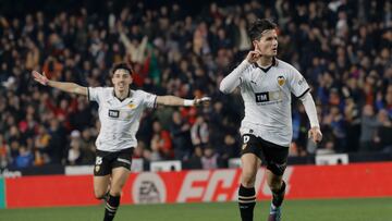 El centrocampista del Valencia Hugo Guillamón (d) celebra el gol marcado al FC Barcelona durante el partido de la jornada 17 de LaLiga EA Sports que Valencia CF y FC Barcelona disputan este sábado en el estadio de Mestalla, en Valencia. EFE/Juan Carlos Cárdenas