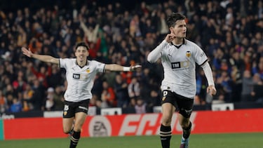 VALENCIA, 16/12/2023.- El centrocampista del Valencia Hugo Guillamón (d) celebra el gol marcado al FC Barcelona durante el partido de la jornada 17 de LaLiga EA Sports que Valencia CF y FC Barcelona disputan este sábado en el estadio de Mestalla, en Valencia. EFE/Juan Carlos Cárdenas