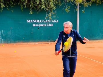 Manolo Santana en febrero de 2020, peloteando en el club que lleva su nombre.