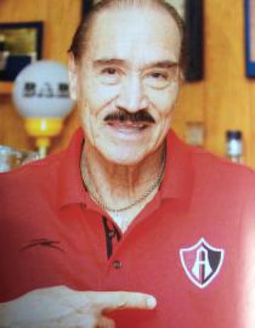 Jugó por 11 años con la camiseta rojinegra, de 1954 a 1965. Después, pasó por Veracruz, Cruz Azul y Toluca. Además fue un usual en la Selección Mexicana de aquella época, a la que representó en tres Copas del Mundo: Suecia 58, Chile 62 e Inglaterra 66. Después de su retiro se dedicó a la dirección técnica y llevó las riendas de equipos como Pachuca, Toluca y Cruz Azul.