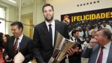 Felipe Reyes, con el trofeo de campeón de la Euroliga.