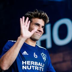 Chicharito misses another PK but Riqui Puig came to the rescue