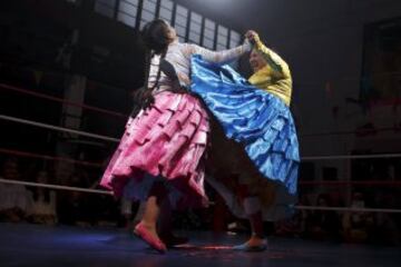 Momento de lucha entre cholitas.