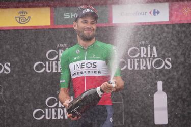El ciclista italiano del equipo Ineos, Filippo Ganna, celebra en el podio tras ganar la etapa 10 de la vuelta ciclista a España La Vuelta 2023, una contrarreloj individual de 25,8 km en Valladolid.