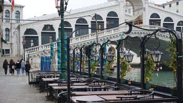 Venice (Italy), 14/11/2020.- People walk pass closed restaurants next to Riva del Vin pand Rialto Bridge during the second wave of the Covid19 coronavirus epidemic, in Venice, Italy, 14 November 2020. (Italia, Niza, Venecia) EFE/EPA/ANDREA MEROLA