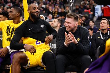 Buen ambiente en el banquillo de los Lakers entre LeBron James y Luka Doncic.