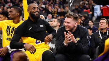 Buen ambiente en el banquillo de los Lakers entre LeBron James y Luka Doncic.
