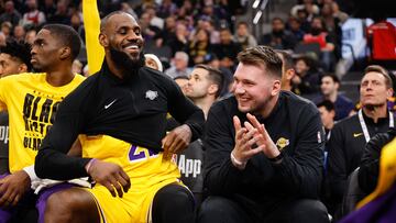 Buen ambiente en el banquillo de los Lakers entre LeBron James y Luka Doncic.