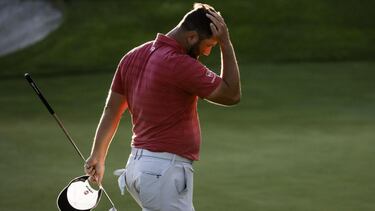 Jersey City (United States), 24/08/2021.- Jon Rahm of Spain reacts on the 19th green during the fourth round of the Northern Trust golf tournament at the Liberty National Golf Club in Jersey City, New Jersey, USA, 23 August 2021. The annual PGA Tour golf