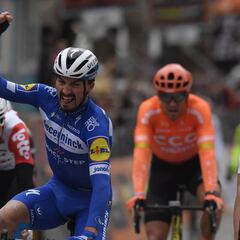 Alaphilippe gana en Jesi y Yates llega de azul a la crono final